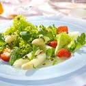 Spargelsalat mit Erdbeeren und grünem Pfeffer
