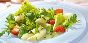 Spargelsalat mit Erdbeeren und grünem Pfeffer