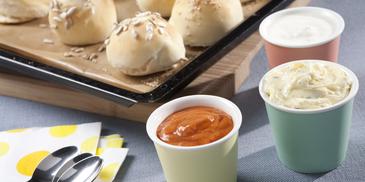 Quarkbrötchen mit dreierlei Dips