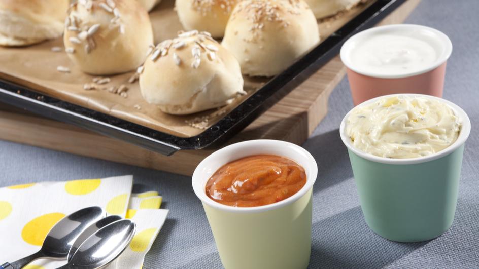 Quarkbrötchen mit dreierlei Dips