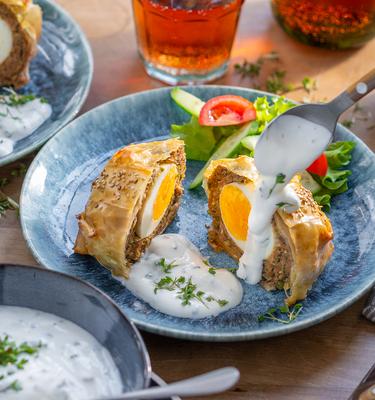Mini-Hackbraten mit Ei und Kresse-Dip