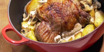 Knusprige Putenkeule auf Kartoffel-Champignon-Bett