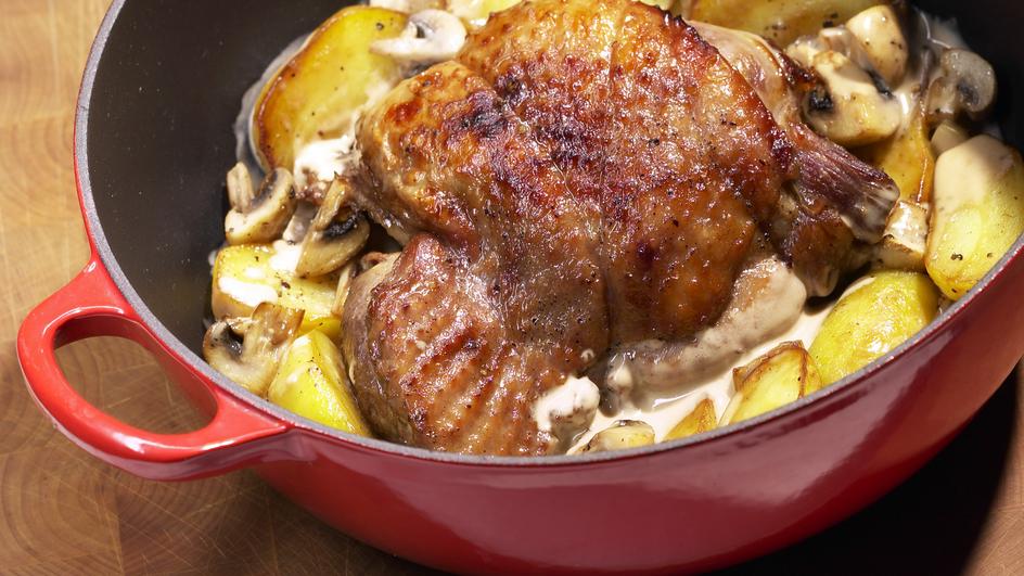 Knusprige Putenkeule auf Kartoffel-Champignon-Bett