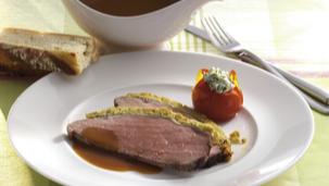 Roastbeef mit Zwiebel-Senf-Kruste und Grilltomaten