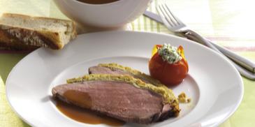 Roastbeef mit Zwiebel-Senf-Kruste und Grilltomaten