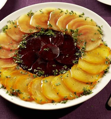 Carpaccio von roter, gelber und weißer Bete