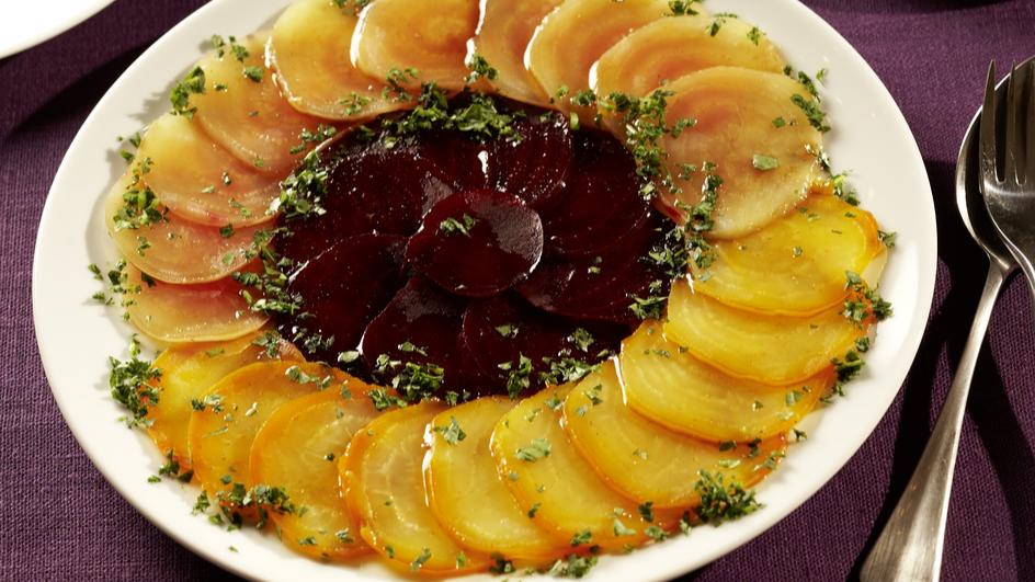 Carpaccio von roter, gelber und weißer Bete
