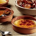 Vegane Mandel-Crème Brûlée mit karamellisierten Zwetschgen