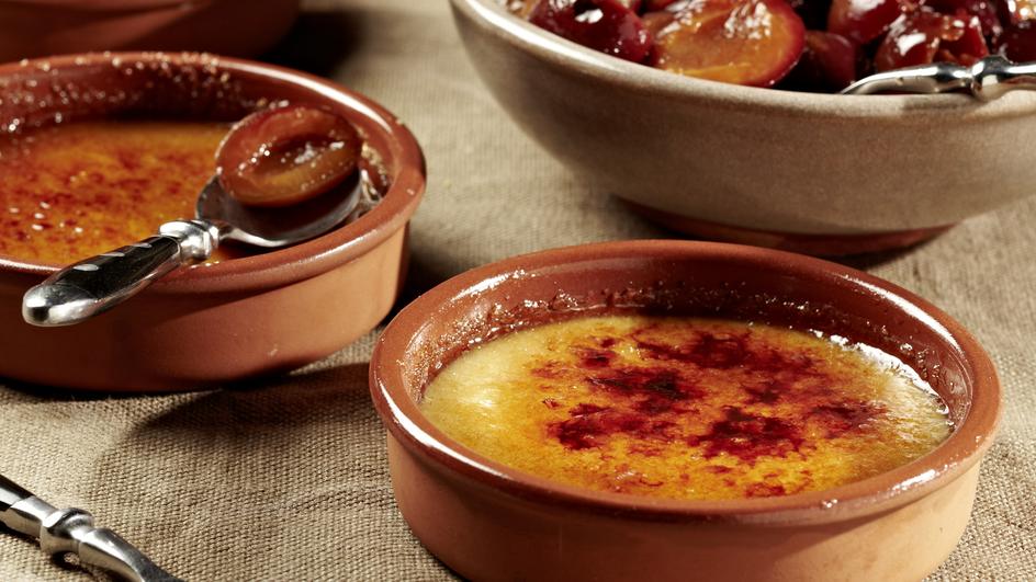 Vegane Mandel-Crème Brûlée mit karamellisierten Zwetschgen