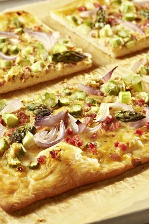 Pizza mit grünem Spargel