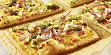 Pizza mit grünem Spargel