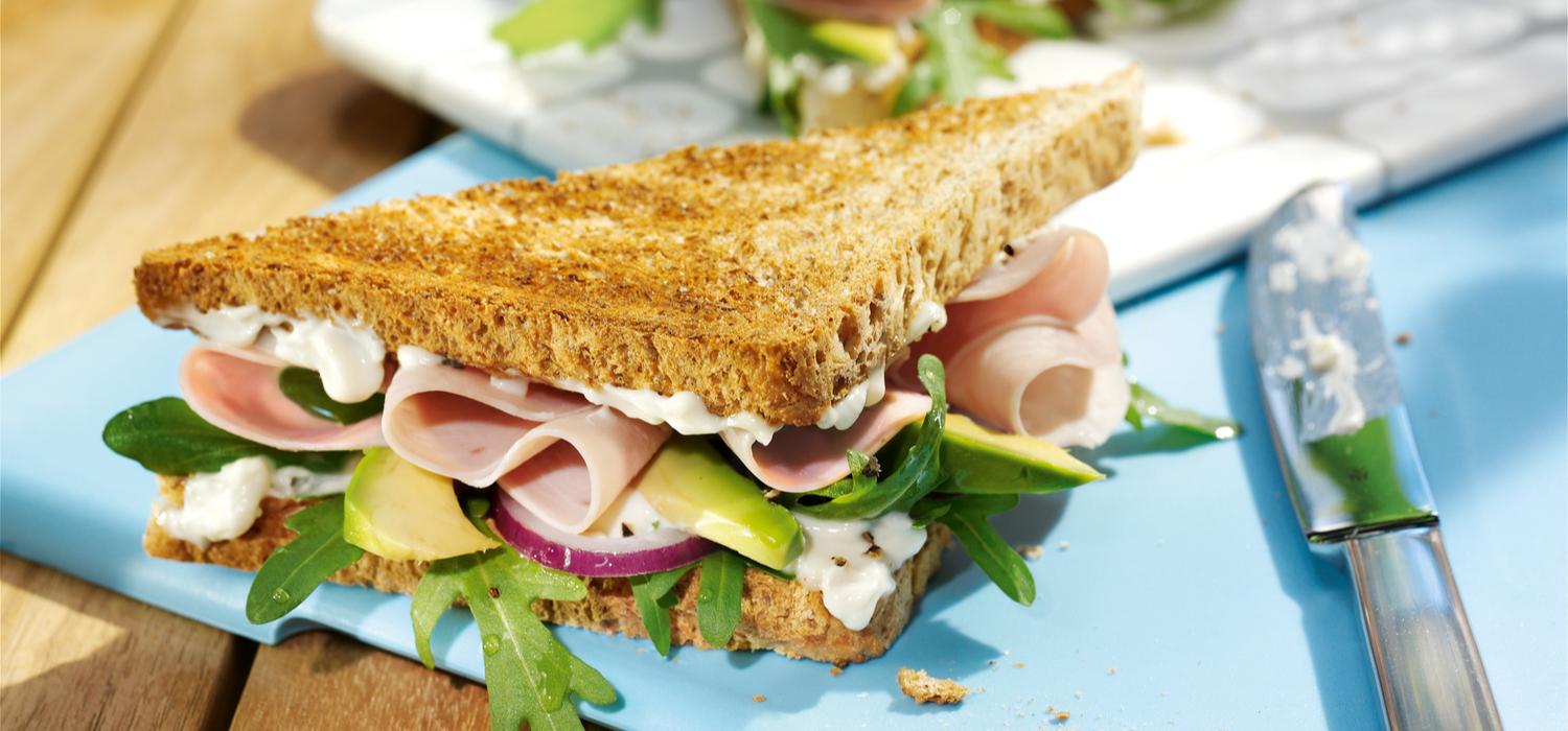 Sandwich mit Avocado und Kochschinken