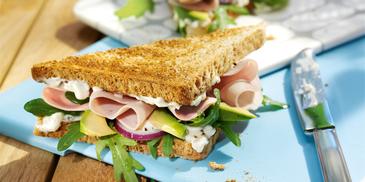 Sandwich mit Avocado und Kochschinken
