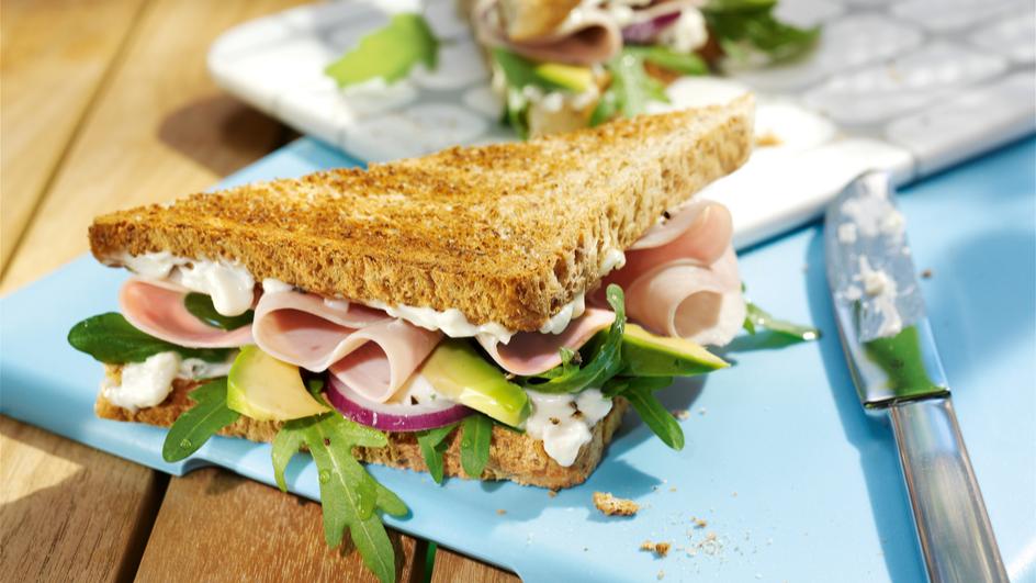 Sandwich mit Avocado und Kochschinken