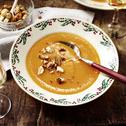 Möhren-Orangen-Suppe mit Chili-Nuss-Krokant