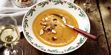 Möhren-Orangen-Suppe mit Chili-Nuss-Krokant