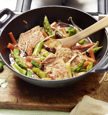 Asiatisches Spargel-Gemüse aus dem Wok mit Putenmedaillons