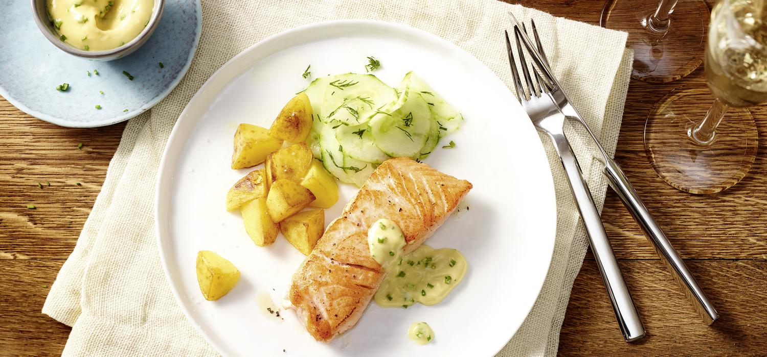Gebratenes Lachs-Filet mit Senf-Dip