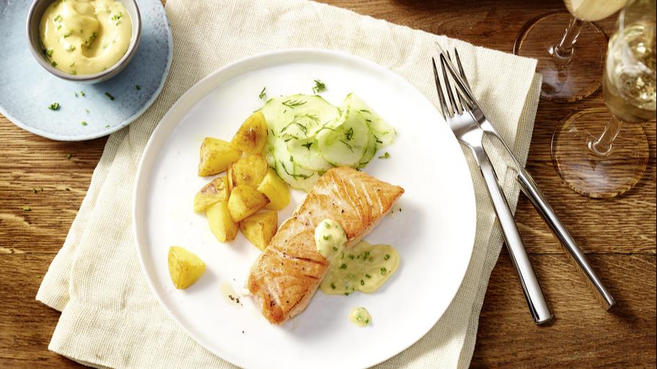 Gebratenes Lachs-Filet mit Senf-Dip