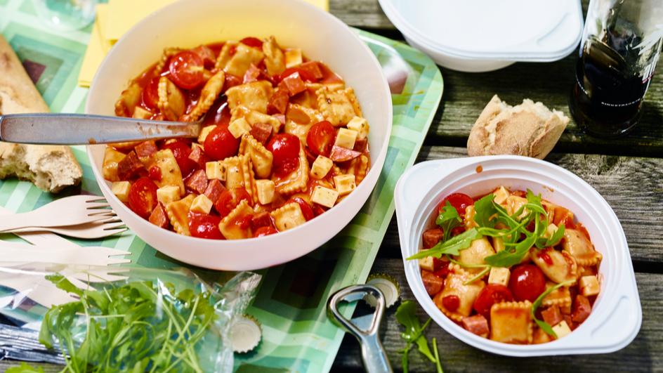 Raviolisalat mit Käse und Cabanossi