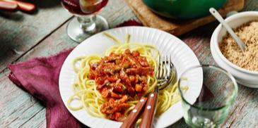 Soja-Bolognese mit veganem Parmesan