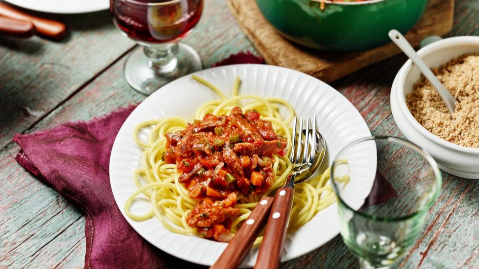 Soja-Bolognese mit veganem Parmesan