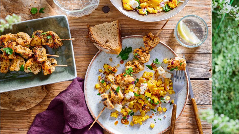 Hähnchenspieße mit Mais-Feta-Salat