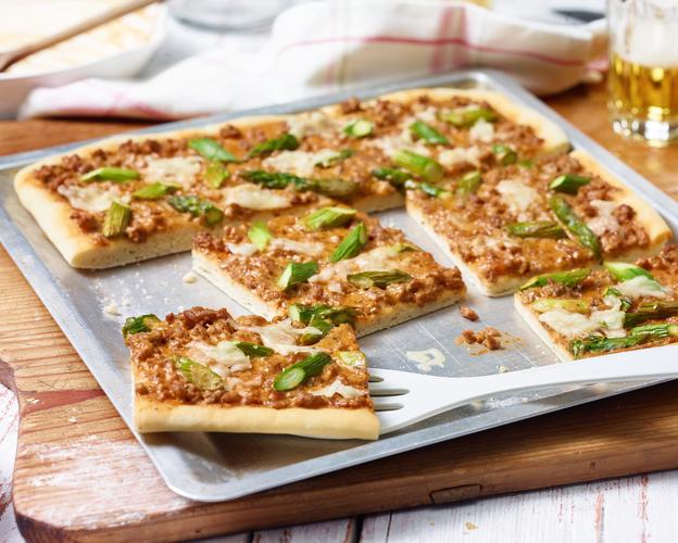 Bolognese-Spargel-Pizza