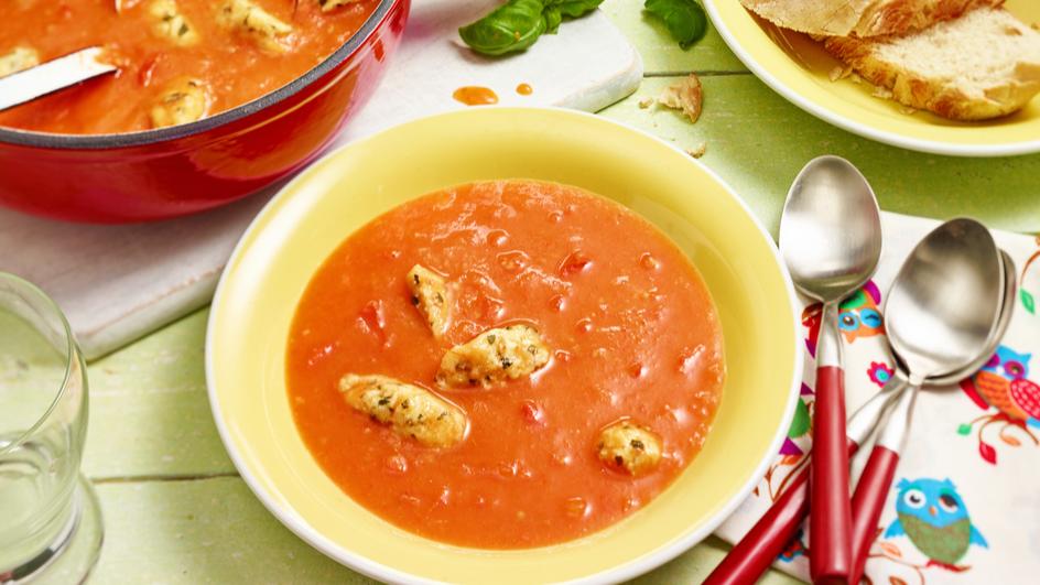 Tomatensüppchen mit Basilikumklößchen