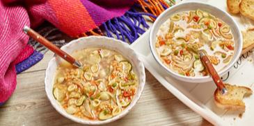 Gemüsesuppe mit roten Linsen und Knoblauch