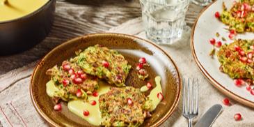 Zucchini-Nusspuffer mit Honig-Senfsauce und Granatapfel