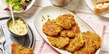 Kichererbsenpuffer mit Curry-Joghurtdip