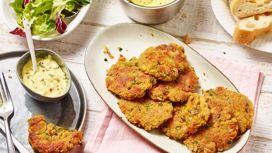 Kichererbsenpuffer mit Curry-Joghurtdip
