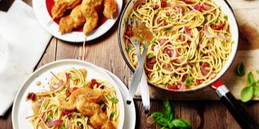 Cordon bleu Spieße auf Tomaten-Balsamico-Spaghetti