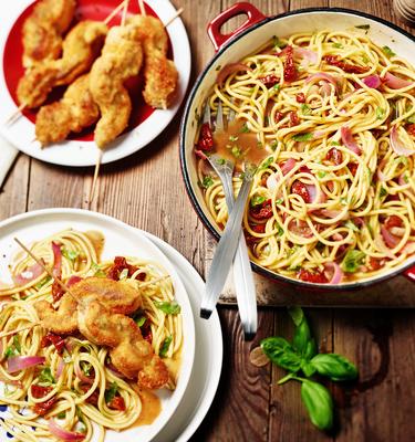 Cordon bleu Spieße auf Tomaten-Balsamico-Spaghetti