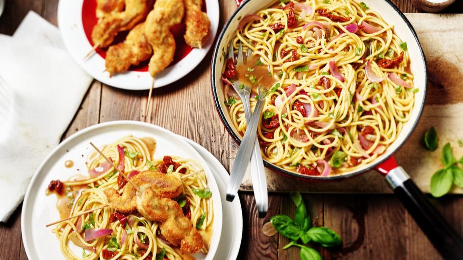 Cordon bleu Spieße auf Tomaten-Balsamico-Spaghetti