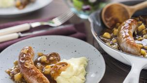 Bratwurst mit Zwiebel und Apfel