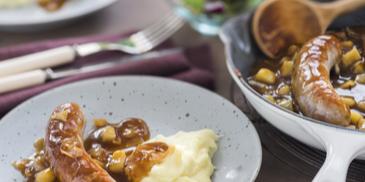 Bratwurst mit Zwiebel und Apfel