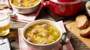 Rindfleischsuppe mit Hackbällchen und Mais