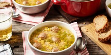 Rindfleischsuppe mit Hackbällchen und Mais