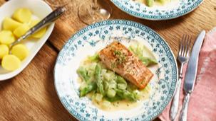 Gebratener Lachs auf Spargel-Kohlrabi-Gemüse