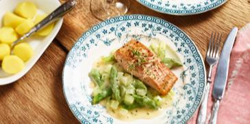 Gebratener Lachs auf Spargel-Kohlrabi-Gemüse