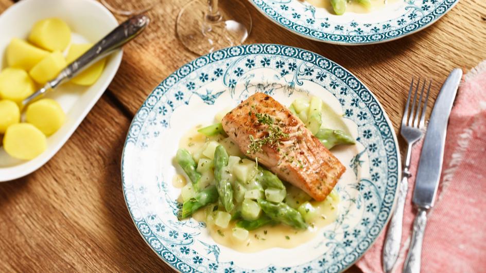 Gebratener Lachs auf Spargel-Kohlrabi-Gemüse
