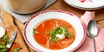 Tomatensuppe mit Sahne-Rucola-Topping