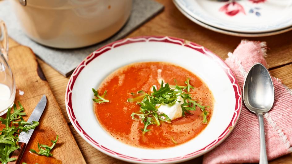 Tomatensuppe mit Sahne-Rucola-Topping