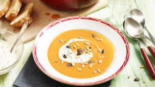 Tomaten-Mango-Suppe mit Soja-Joghurt-Topping