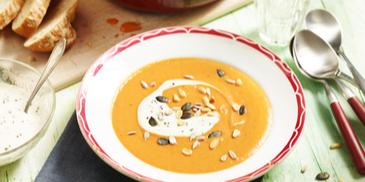 Tomaten-Mango-Suppe mit Soja-Joghurt-Topping