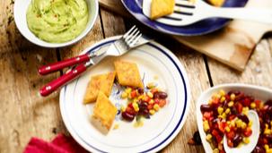 Polentaschnitten mit Guacamole und Bohnensalat