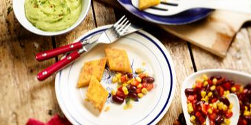 Polentaschnitten mit Guacamole und Bohnensalat