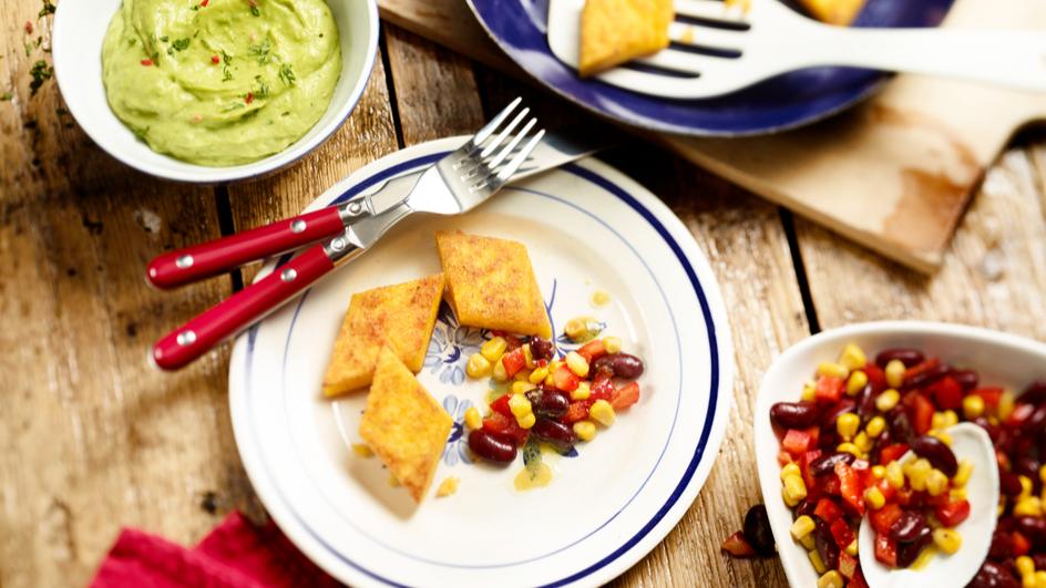 Polentaschnitten mit Guacamole und Bohnensalat